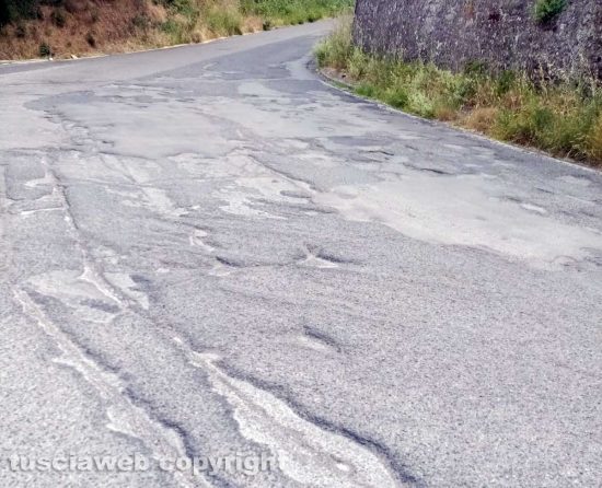 Viterbo - Degrado in strada della Grotticella