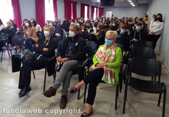 Bassano Romano - don Aniello Manganiello e la dirigente scolastica nella sala conferenze