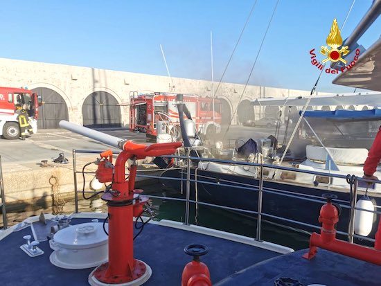 Civitavecchia - Imbarcazione in fiamme