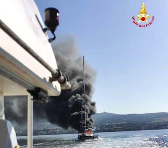 Civitavecchia - Imbarcazione in fiamme
