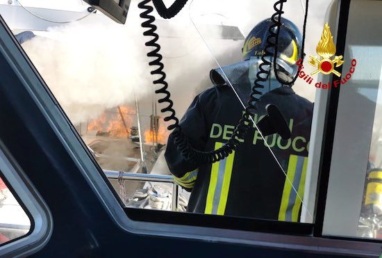 Civitavecchia - Imbarcazione in fiamme