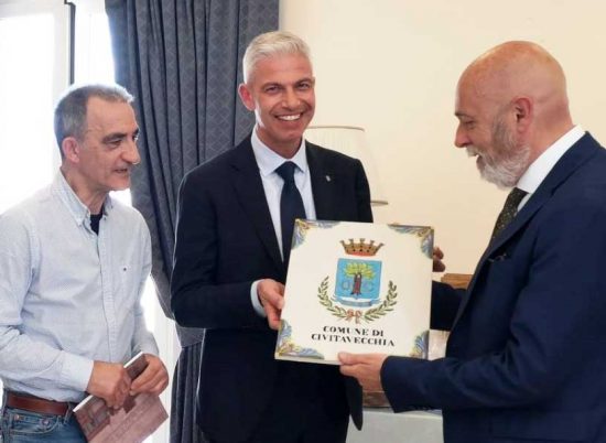 Civitavecchia - Il sindaco di Deruta dona una ceramica con lo stemma del comune al sindaco Ernesto Tedesco 