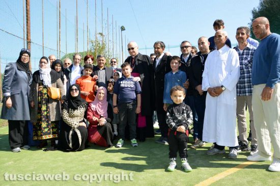 Viterbo - Il vescovo Lino Fumagalli con la comunità islamica per la festa di fine Ramadan