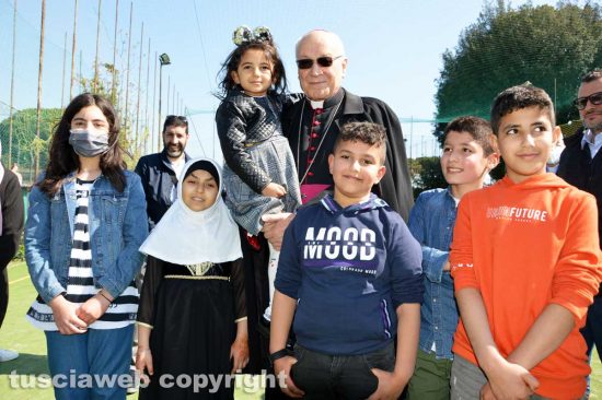 Viterbo - Il vescovo Lino Fumagalli con la comunità islamica per la festa di fine Ramadan