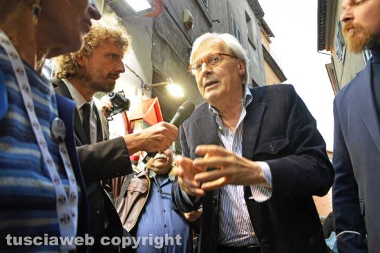 Viterbo - Vittorio Sgarbi intervistato dalle Iene
