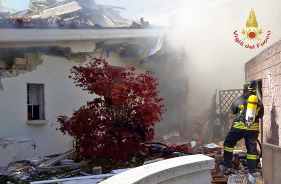 San Donà di Piave - L'intervento dei vigili del fuoco dopo l'esplosione nell'abitazione