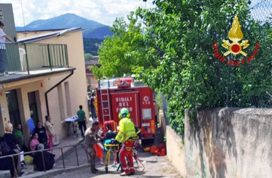 L'Aquila - L'intervento dei vigili del fuoco nella scuola dell'infanzia