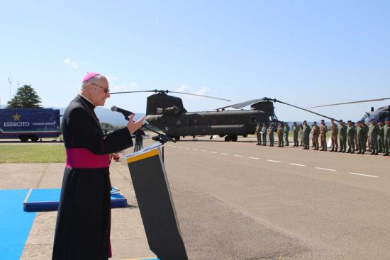 Il vescovo Fumagalli dona all’esercito una reliquia di San Giovanni XXIII