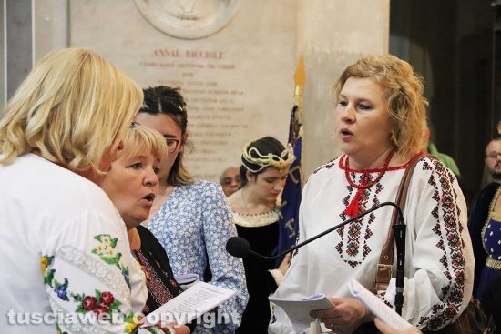 Viterbo - La comunità Ucraina intona un canto di preghiera durante la festa della Madonna Liberatrice