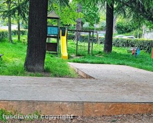 Viterbo - Degrado nel giardino di piazza Donna Olimpia a San Martino al Cimino