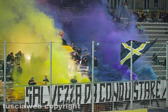 Sport - Calcio - Viterbese - i tifosi in curva