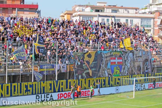 Sport - Calcio - Viterbese - La coreografia della curva Nord