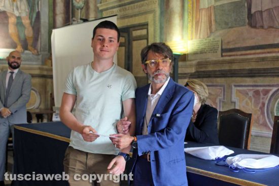 Viterbo - Premio Alessandro Vismara 2022 - Il vincitore Andrea Marziani premiato da Massimiliano Vismara