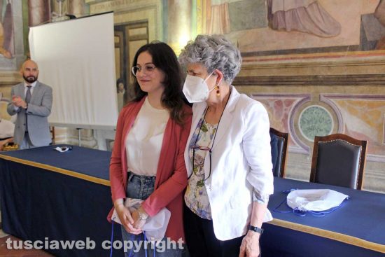 Viterbo - Premio Vismara 2022- La seconda classificata Elisa Pagliarello premiata da Cinzia Vismara
