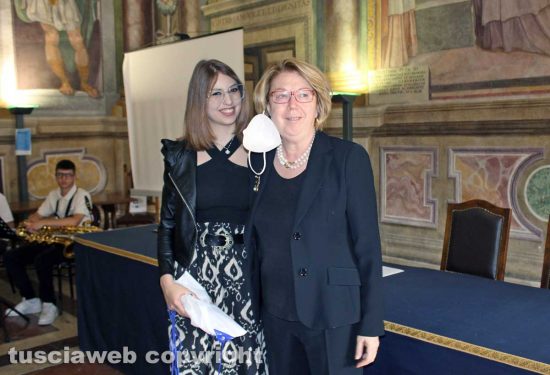 Viterbo - Premio Vismara 2022- La terza classificata Benedettta Scorsini premiata dal commissario prefettizio Antonella Scolamiero