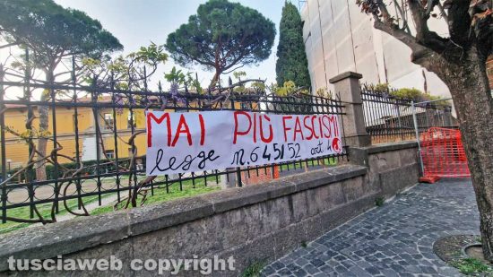 Viterbo - Striscione "Mai più fascismi" della Rete degli studenti medi