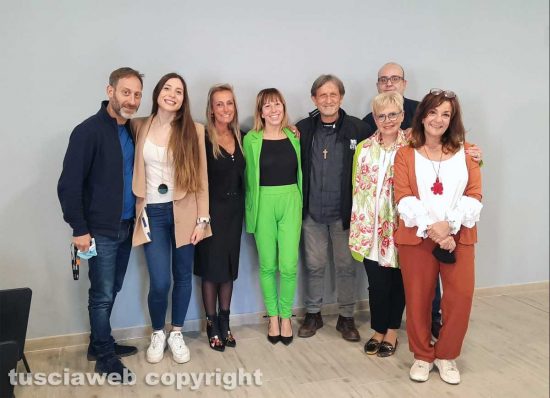 Bassano Romano - I docenti dell’istituto A. Meucci, Diana Ghaleb, la dirigente scolastica e don Aniello Manganiello