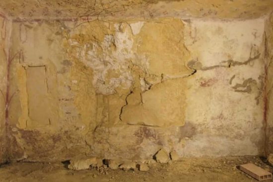 Tarquinia - Tomba dei Vasi dipinti - La parete di destra prima del restauro