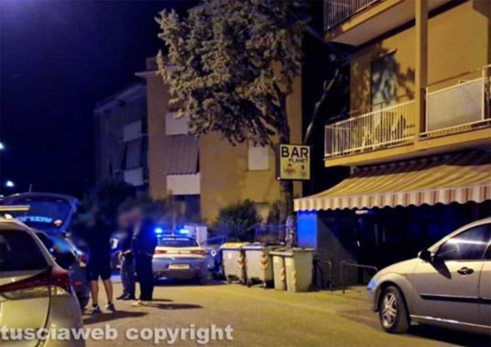 Viterbo - La polizia davanti al bar dell'Ellera