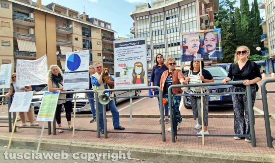 Viterbo - Sit-in contro il vaccino Covid