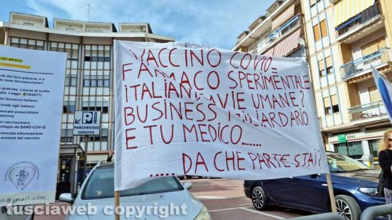 Viterbo - Sit-in contro il vaccino Covid