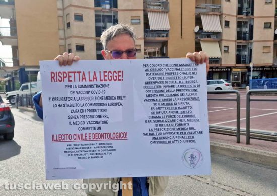 Viterbo - Sit-in contro il vaccino Covid