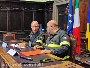 Viterbo - Presentazione del 27esimo raduno dell'Associazione nazionale dei vigili del fuoco - A sinistra il comandante provinciale Franco Feliziani
