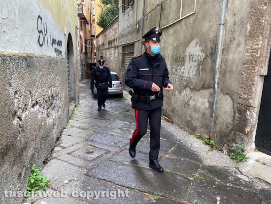 Viterbo - Via del Suffragio - Devasta casa e poi scappa