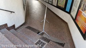Viterbo - La griglia delle fognature al sottopassaggio di piazza Crispi