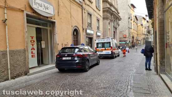 Viterbo - Via del Suffragio - Devasta casa e poi scappa
