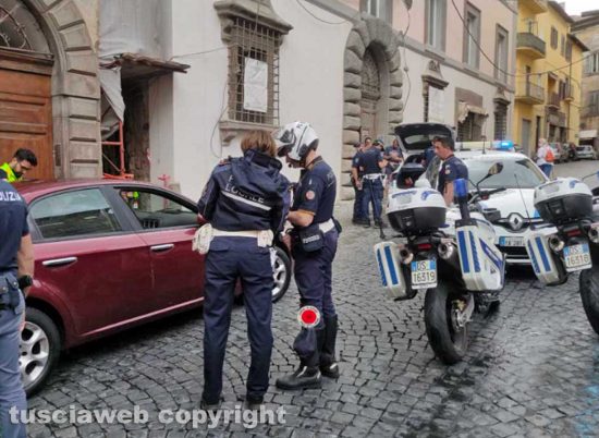 Viterbo - Ubriaco semina il panico in centro