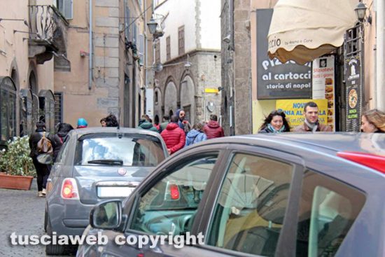 Viterbo - Via San Lorenzo - Auto nel centro storico