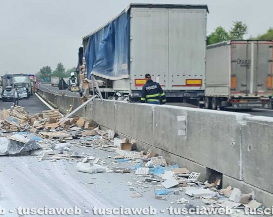 Orte - Auto contro camion - Il carico perso sull'asfalto