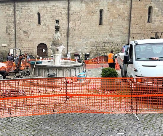 Viterbo - Lavori fontana in piazza Dante