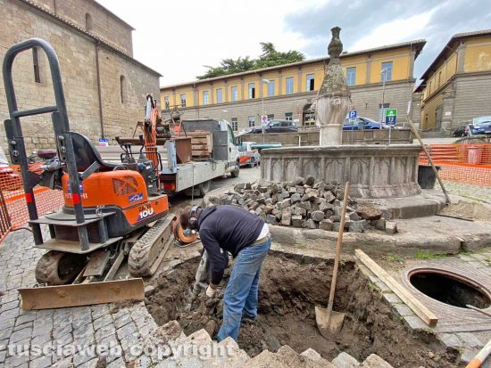Viterbo - I lavori per riportare l'acqua nella fontana di piazza Dante