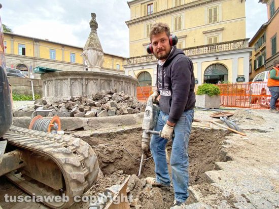 Viterbo - I lavori per riportare l'acqua nella fontana di piazza Dante