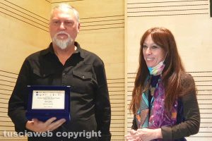 Menzione speciale per Marco Bracci, premiato da Cinzia Chiulli