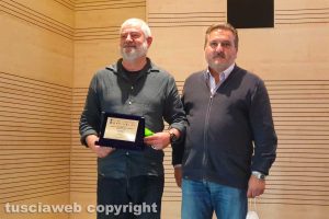 Sezione imprese artigiane, terzo classificato Luca Riccioni, premiato da Enrico Panunzi