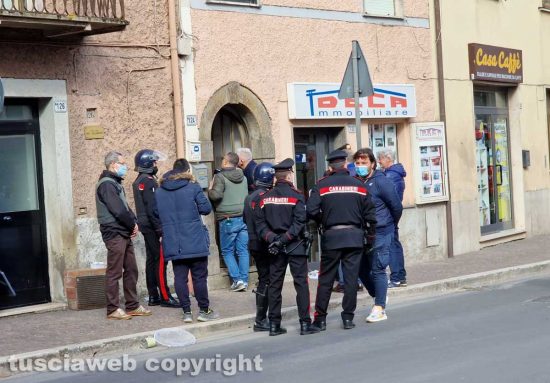 Vetralla - Uomo barricato in casa - I carabinieri sotto l'abitazione dell'uomo