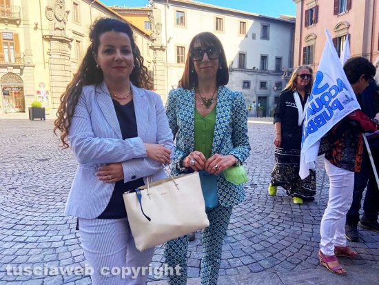 Viterbo - La candidata sindaco Chiara Frontini e Patrizia Notaristefano alla manifestazione del comitato Non ce la beviamo contro la privatizzazione dell'acqua
