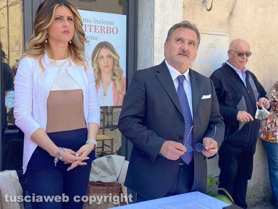 Viterbo - La candidata a sindaco Alessandra Troncarelli, il consigliere regionale Enrico Panunzi e l'ex consigliera Lina Delle Monache all'inaugurazione della sede del comitato a San Martino
