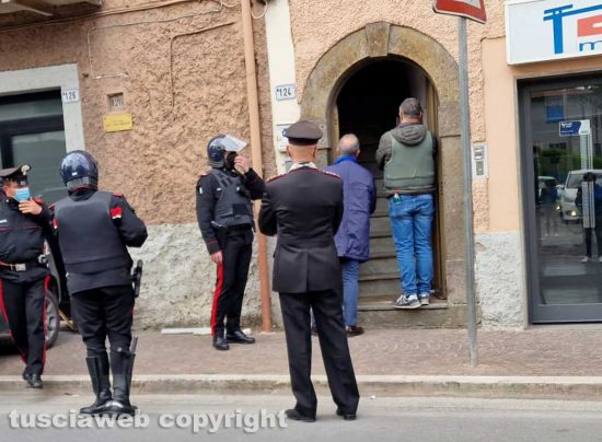 Vetralla - Uomo barricato in casa - I carabinieri sotto l'abitazione