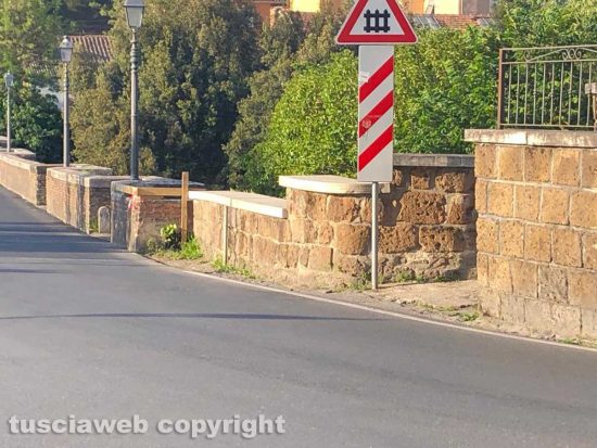 Civita Castellana - Ponte Clementino - Il muretto danneggiato