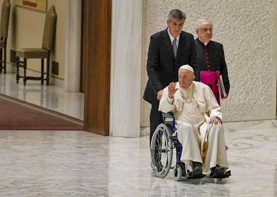 Papa Francesco in sedia a rotelle