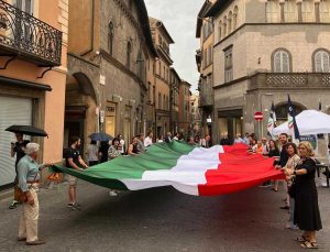 Viterbo - FdI e il tricolore in piazza delle Erbe