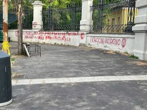 Roma - Le scritte davanti allo Spallanzani