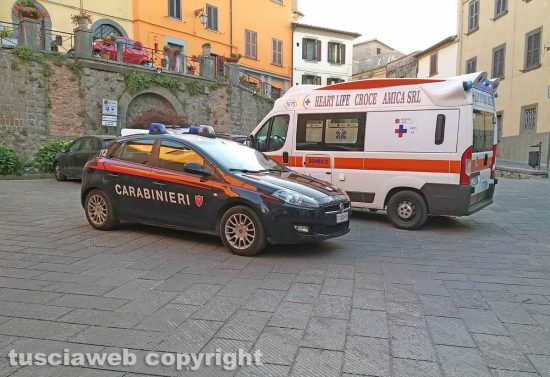 Montefiascone - Donna si sente male e sviene in casa - L'intervento di carabinieri e 118