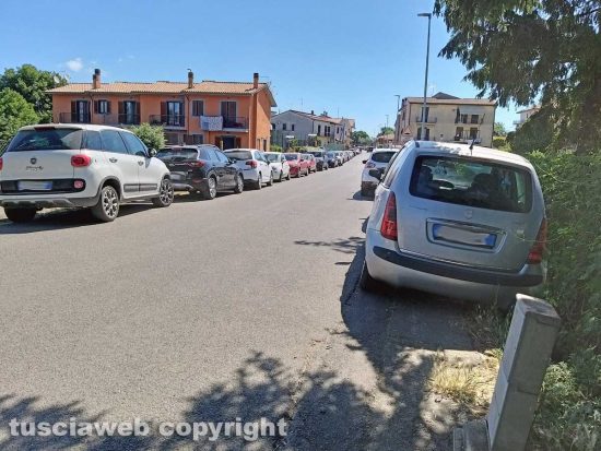 Montefiascone - I parcheggi "selvaggi" in via Bastiglia