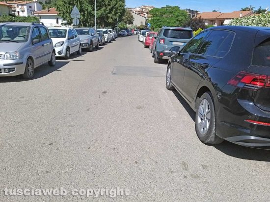 Montefiascone - I parcheggi "selvaggi" in via Bastiglia