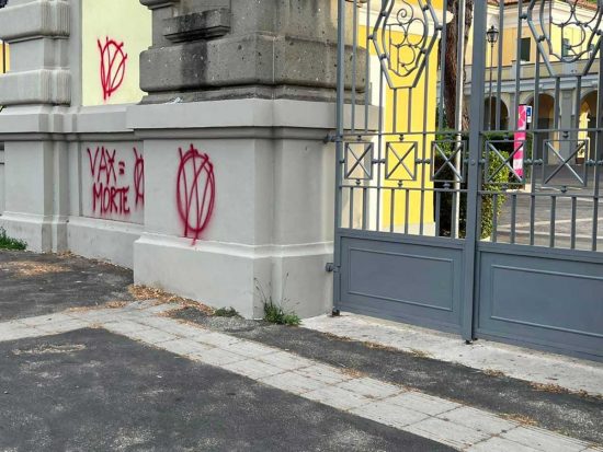 Roma - Le scritte davanti allo Spallanzani